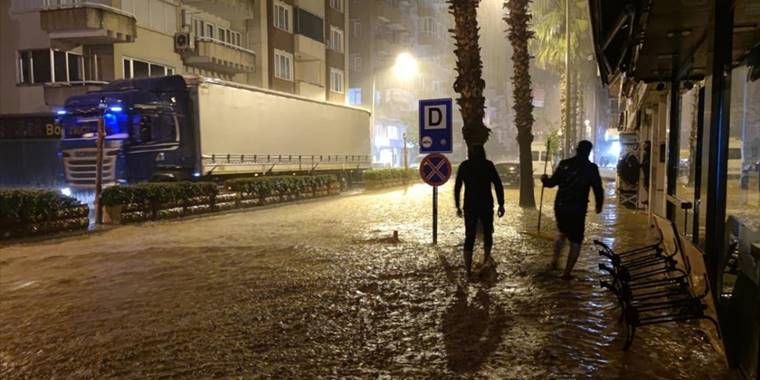 Antalya'da kuvvetli yağış sele neden oldu