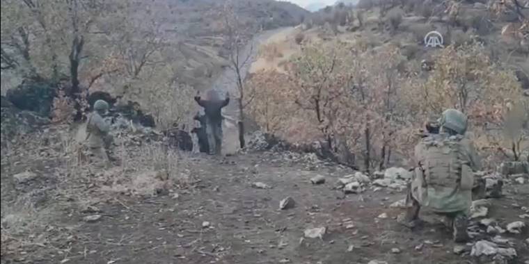 MSB, Irak'ın kuzeyinde 4 teröristin teslim olduğu anlara ilişkin görüntüleri paylaştı