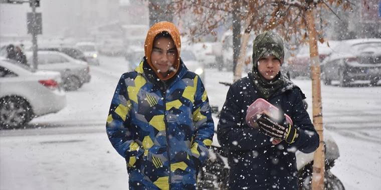 Kars'ta yoğun kar sürücüleri zorlarken öğrencilere oyun oluyor