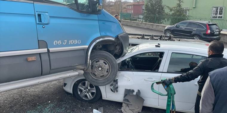 Başkentte yoldan çıkan yolcu minibüsü park halindeki otomobile çarptı