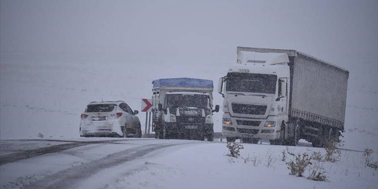 Kars-Göle kara yolunda kar yağışı, sürücülere zor anlar yaşattı