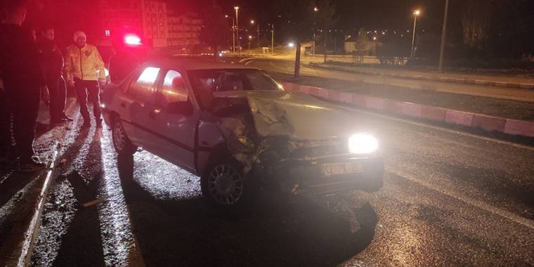 Konya'da park halindeki araca çarpan otomobildeki iki kişi yaralandı