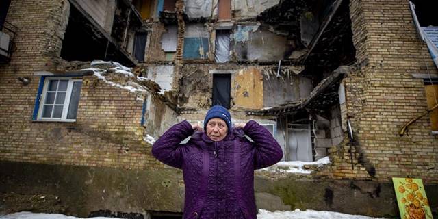 Ukrayna'daki savaşta kısmen yıkılan konutlarda yaşayan siviller hayata tutunmaya çalışıyor
