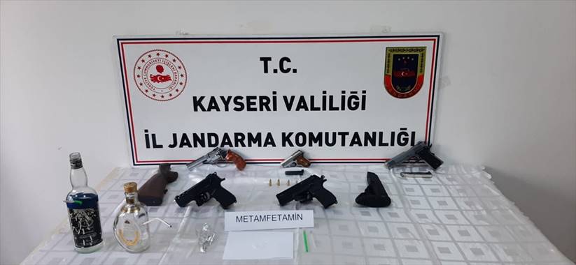 Kayseri'de iş yerinde ruhsatsız tabanca ve uyuşturucu bulundu