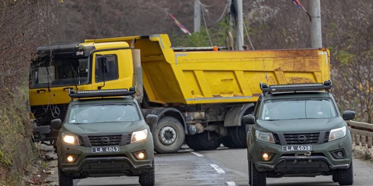 Kosova ve Sırbistan gerginliğinin nedeni olan barikat sorunu 3 gündür devam ediyor