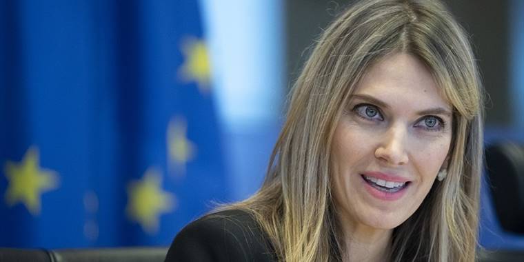 AP'de yolsuzlukla suçlanan Yunan milletvekili, evde bulunan paralardan eşini sorumlu tuttu