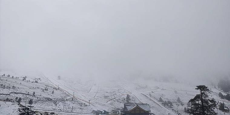 Kartalkaya'da kar yağışı etkili oluyor