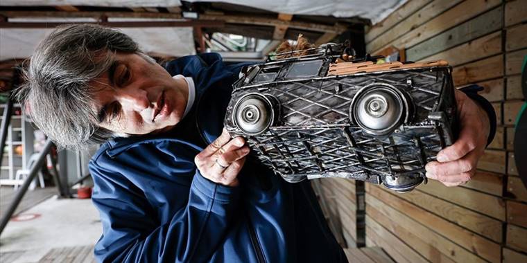 Atık metal ve ahşabı "sıcak, esprili" objelere dönüştürüyor