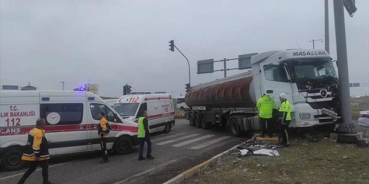 Tırla çarpışan ambulanstaki hasta çocuk hayatını kaybetti, 5 kişi yaralandı