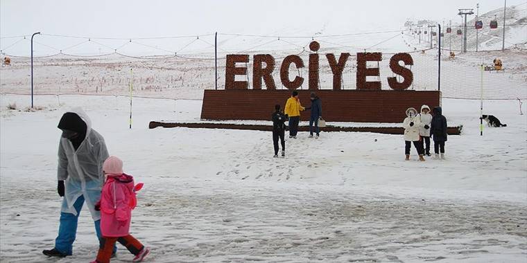 Erciyes'te kar yağışı etkili oluyor
