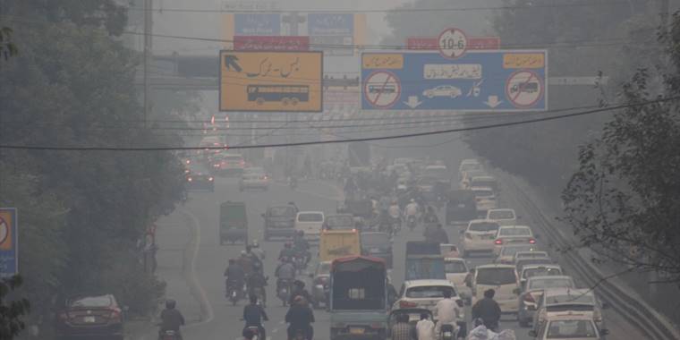 Pakistan’da hava kirliliğini azaltmak için iş yerleri erken kapatılacak