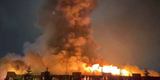 Kayseri'de çelik kapı fabrikasında çıkan yangına müdahale ediliyor