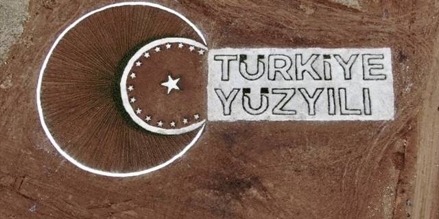 Kırşehir'de Kervansaray Dağı'na fidan ve taşla "Türkiye Yüzyılı" yazıldı