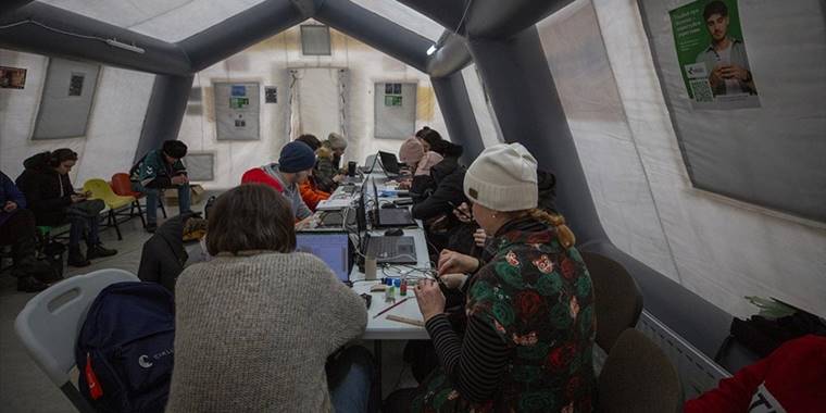 Elektrik kesintilerinin sürdüğü Ukrayna'da çalışanlar 'Yenilmezlik Noktalarına' akın ediyor