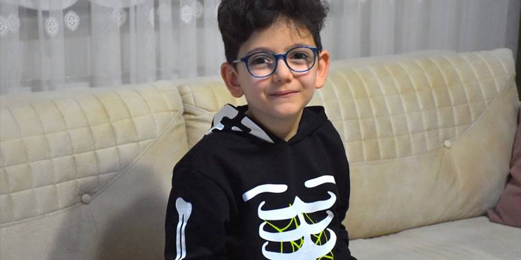 Hasta öğrencisine gönüllü olarak evde eğitim veriyor