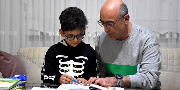 Hasta öğrencisine gönüllü olarak evde eğitim veriyor