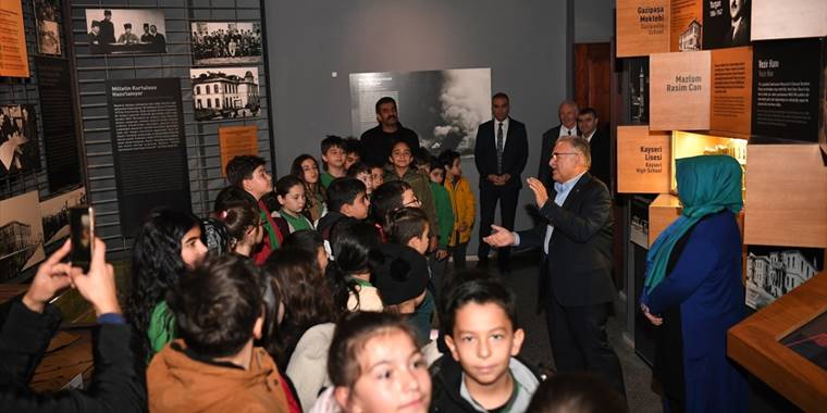 Başkan Büyükkılıç, öğrencilerle Kayseri Lisesi Milli Mücadele Müzesi'ni gezdi