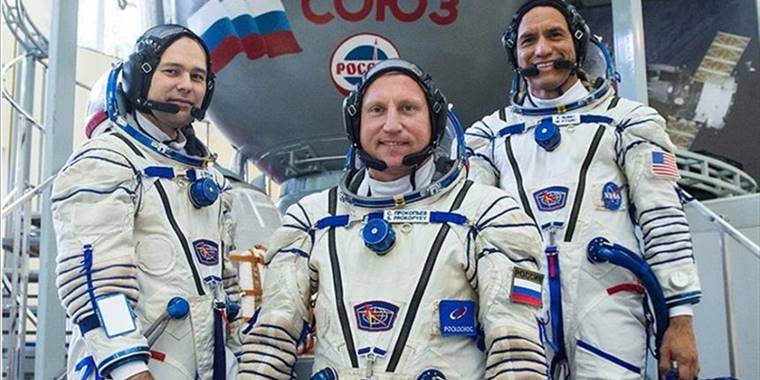 Soyuz aracındaki sızıntı nedeniyle Rus kozmonotların uzay yürüyüşü iptal edildi