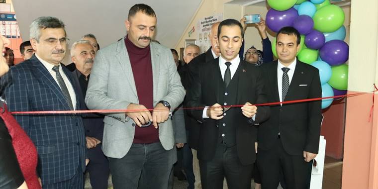 Sarıoğlan'da bilim fuarı açıldı