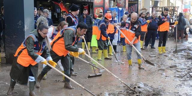 Kumluca ve Finike'de selden etkilenenler için 6 milyon lira daha kaynak aktarıldı