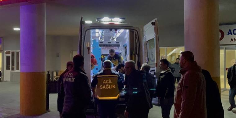 Erzincan'da şarampole devrilen araçtaki 3 kişi öldü, 2 kişi ağır yaralandı