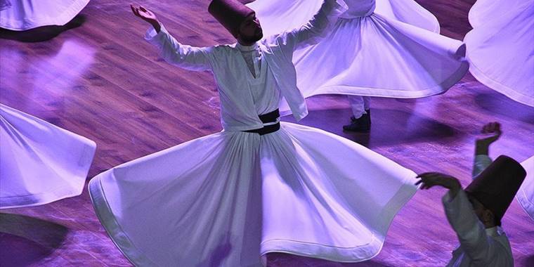 Mevlana, dünyanın farklı yerlerinden gelen turistleri Konya'da bir araya getiriyor