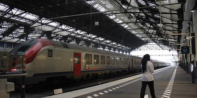 Fransa'da demir yolu çalışanlarının grevi, tren ulaşımını aksattı