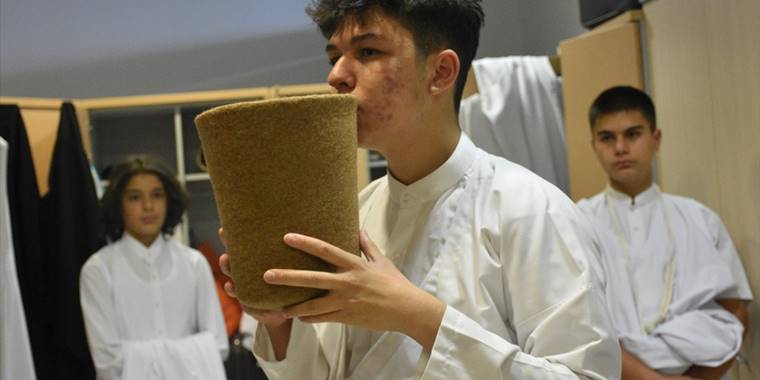 Uluslararası törenlerde yer alan küçük semazenler, semayla Mevlana'yı anıyor