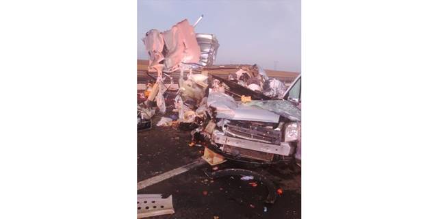 Konya'da hafif ticari aracın tıra çarptığı kazada 1 kişi öldü