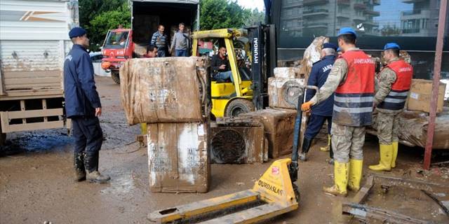 Kumluca'da selin ardından temizlik çalışmaları sürüyor