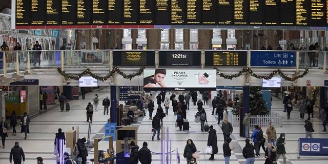 İngiltere'de ulaşım sektörü çalışanlarının toplu grevi hayatı olumsuz etkiliyor