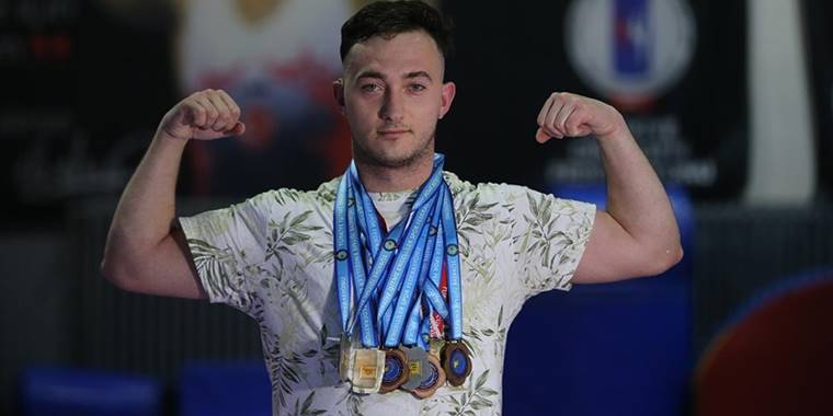 İşitme engeli güreşçi Berkay Üresin yeniden ay yıldızlı formayı giymeyi hedefliyor