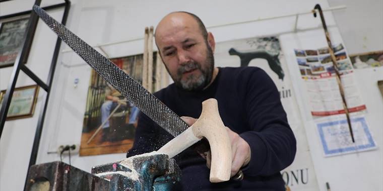 Çeşitli motiflerle işlediği Devrek bastonlarını geleceğe taşıyor