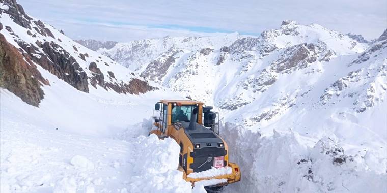 Hakkari'de ekipler üs bölgesi yolunda 4 metreyi bulan karla mücadele ediyor