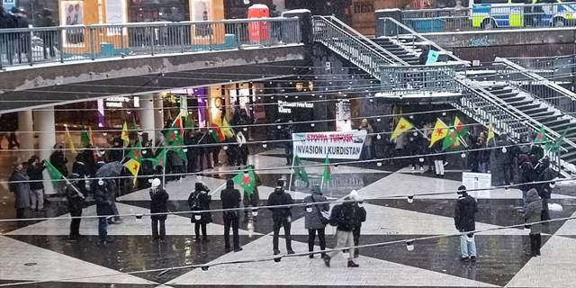 İsveç'te terör örgütü PKK/YPG yandaşları izinsiz gösteri düzenledi