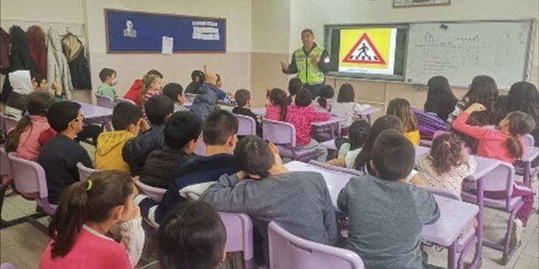 Eskişehir'de jandarmadan vatandaşlara ve öğrencilere trafik eğitimi