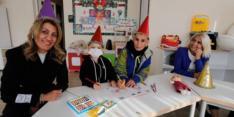 Beş kez kanseri yendi, hayatını lösemili çocuklara adadı