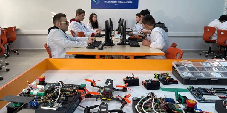 Geleceğin yazılımcıları Kocaeli'deki robotik kodlama atölyelerinde yetişiyor