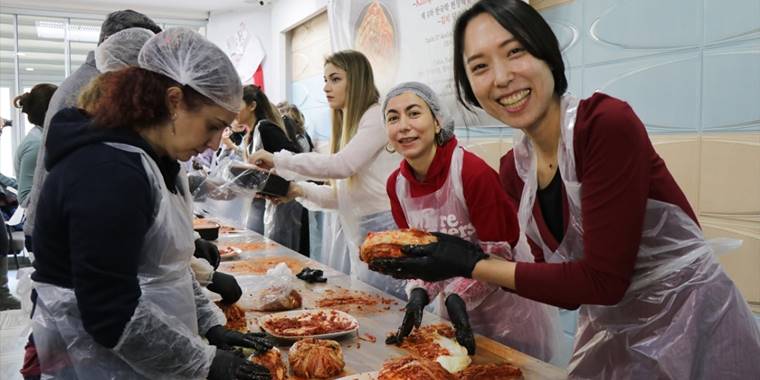 Kayseri'de öğretim üyeleri ve öğrenciler, Kore turşusu kurmayı öğrendi