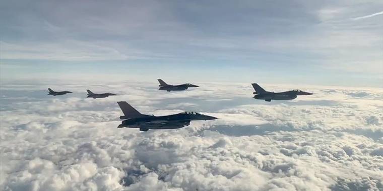 NATO'nun Ege'deki eğitim görevini engellemeye çalışan Yunan uçaklarına Türk jetleri karşılık verdi