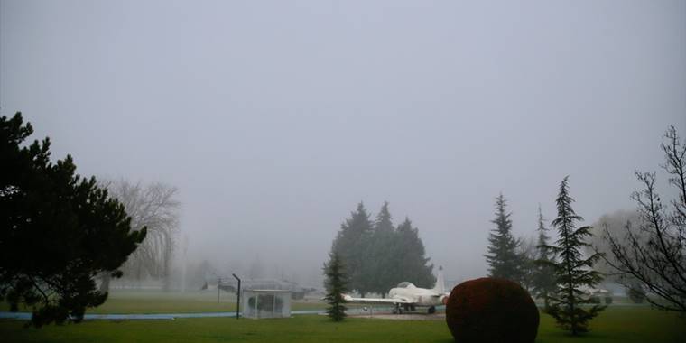 Eskişehir'de yoğun sis, görüş mesafesini düşürüyor