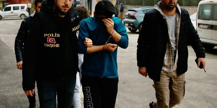 Eskişehir'de erkek arkadaşının tabancayla vurduğu genç kız öldü