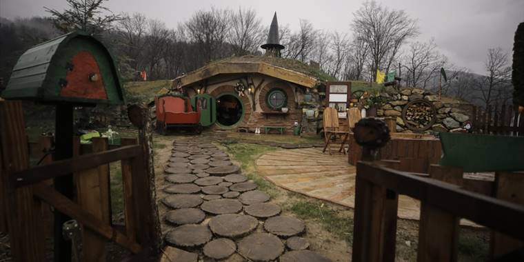 Bosnalı kız kardeşler her biri farklı dekore edilen hobbit evleri inşa ediyor
