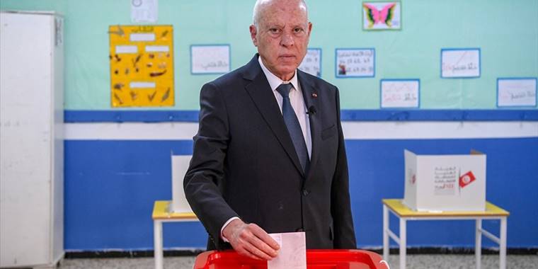 Tunus’ta katılımın yüzde 10'u bulmadığı genel seçim sonrası Cumhurbaşkanı Said'in meşruiyeti tartışılıyor