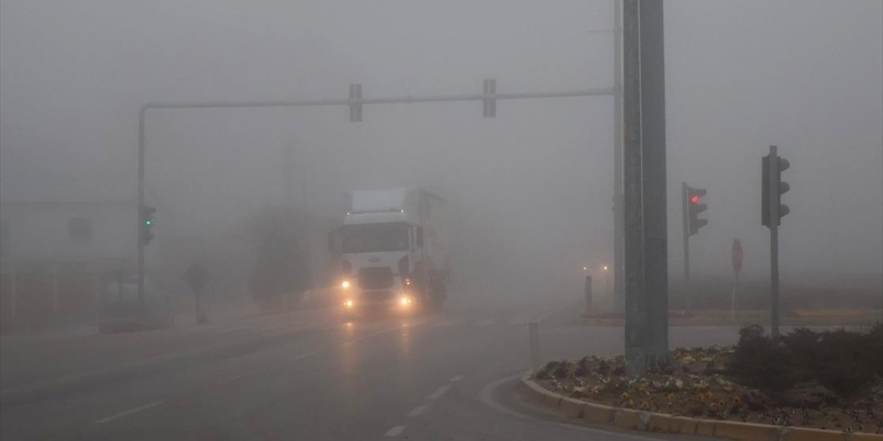 Aksaray-Konya kara yolunda yoğun sis etkili oluyor