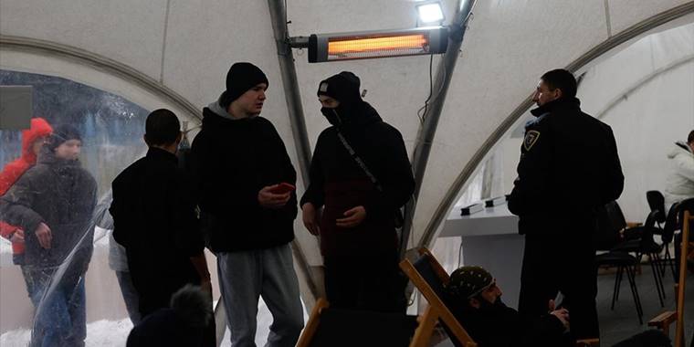 Rus saldırılarının enerji tesislerine hasar verdiği Kiev'de elektrik kesintileri sürüyor