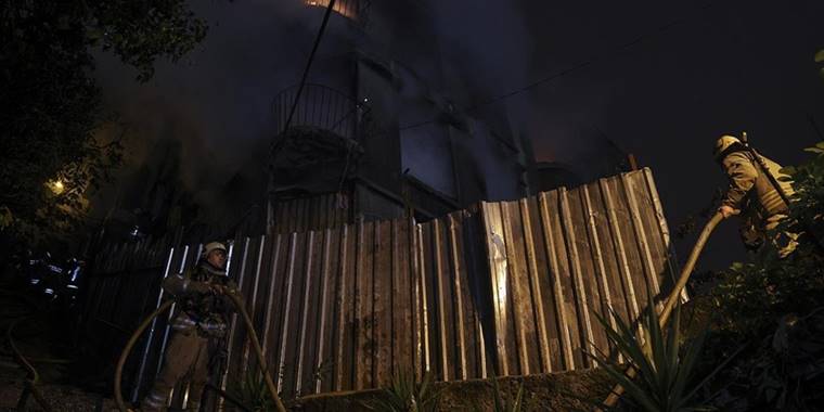 Beyoğlu'nda 3 katlı metruk binada çıkan yangın söndürüldü