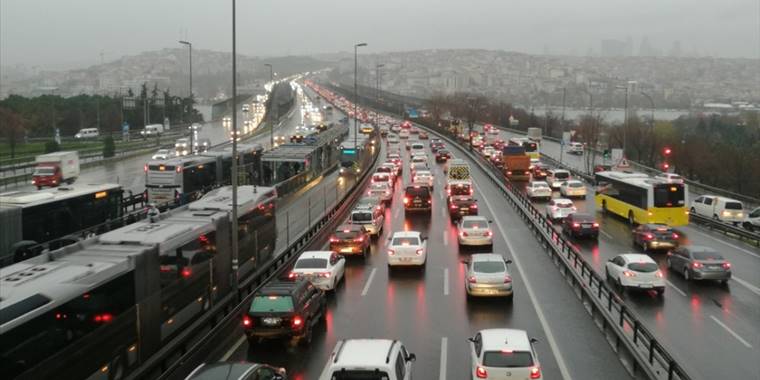 İstanbul'da yağışın da etkisiyle trafik yoğunluğu arttı