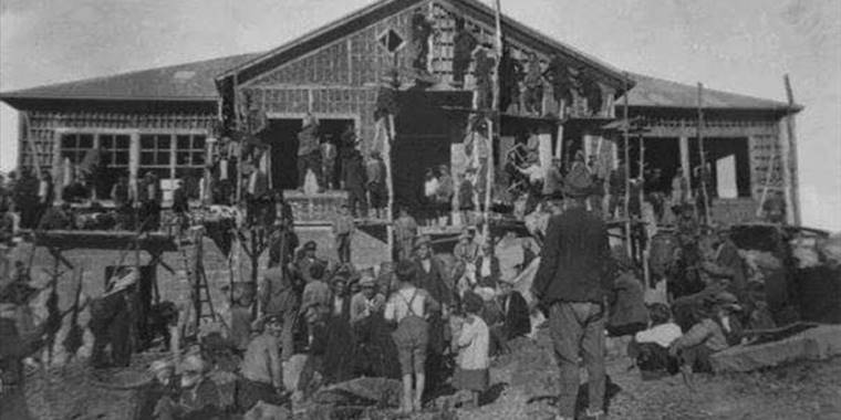 Restore edilen tarihi okul önünde 90 yıl önceki fotoğraf yeniden çektirildi