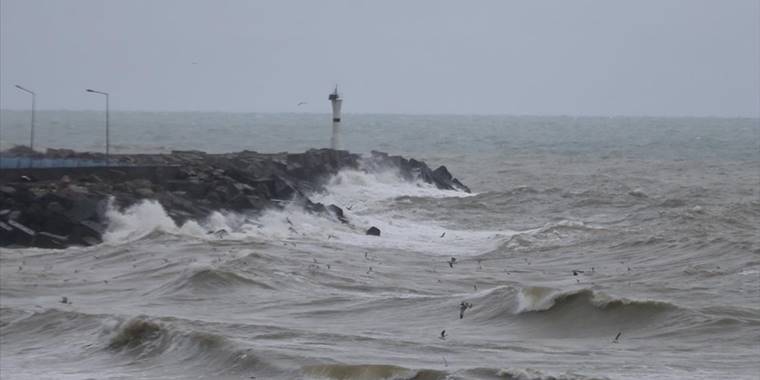 Düzce'de şiddetli rüzgar 4 metrelik dalgalar oluşturdu